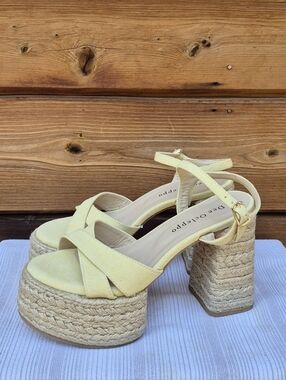 NWOB Dee Ocleppo Yelliw Platform Sandals 7